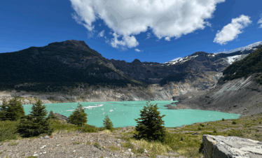 Explore o Cerro Tronador, o vulcão mais alto do Parque Nacional Nahuel Huapi, e o Ventisquero Negro em uma experiência única em Bariloche.