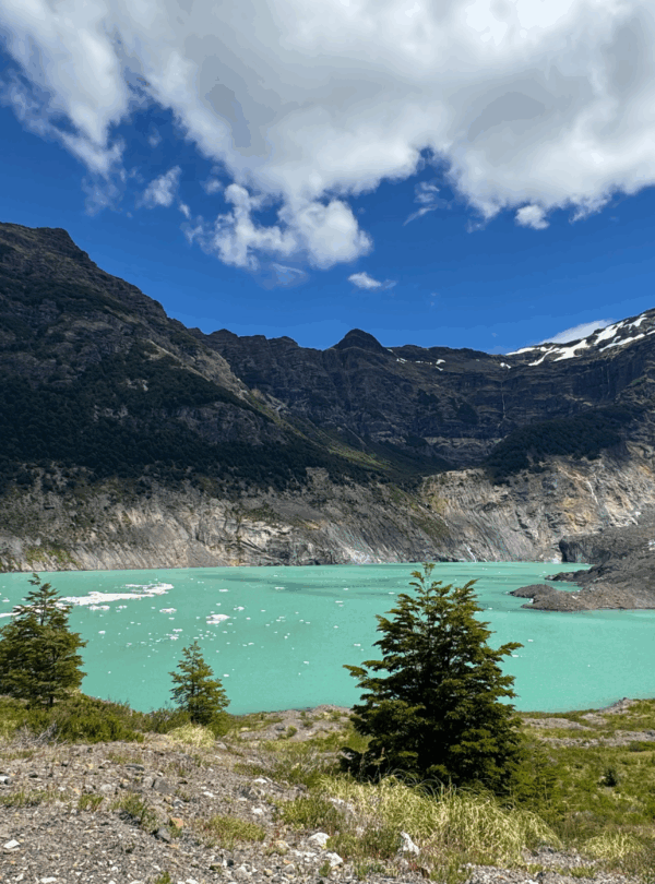 Explore o Cerro Tronador, o vulcão mais alto do Parque Nacional Nahuel Huapi, e o Ventisquero Negro em uma experiência única em Bariloche.
