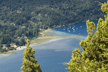 Conheça o Circuito Chico, um passeio icônico em Bariloche que revela paisagens incríveis, mirantes deslumbrantes e paradas imperdíveis.