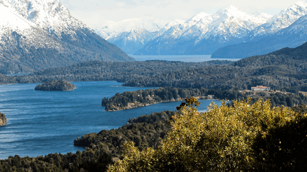 Conheça o Circuito Chico, um passeio icônico em Bariloche que revela paisagens incríveis, mirantes deslumbrantes e paradas imperdíveis.
