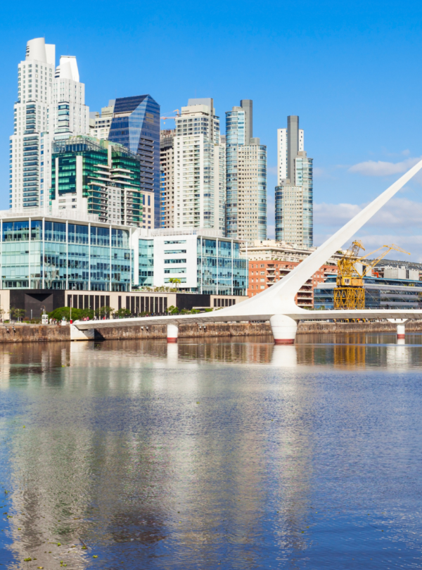 Explore Buenos Aires e descubra os pontos turísticos no walking tour com três roteiros incríveis: Puerto Madero, Centro Histórico e Palermo.