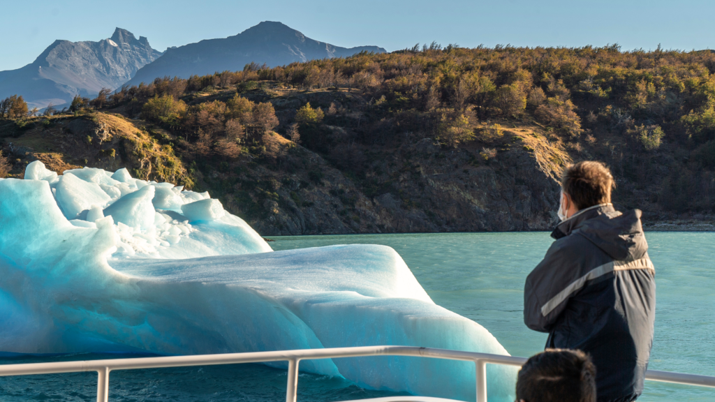 Explore o Glaciar Perito Moreno de perto com o Safari Náutico, uma experiência única de barco pelo Parque Nacional Los Glaciares.
