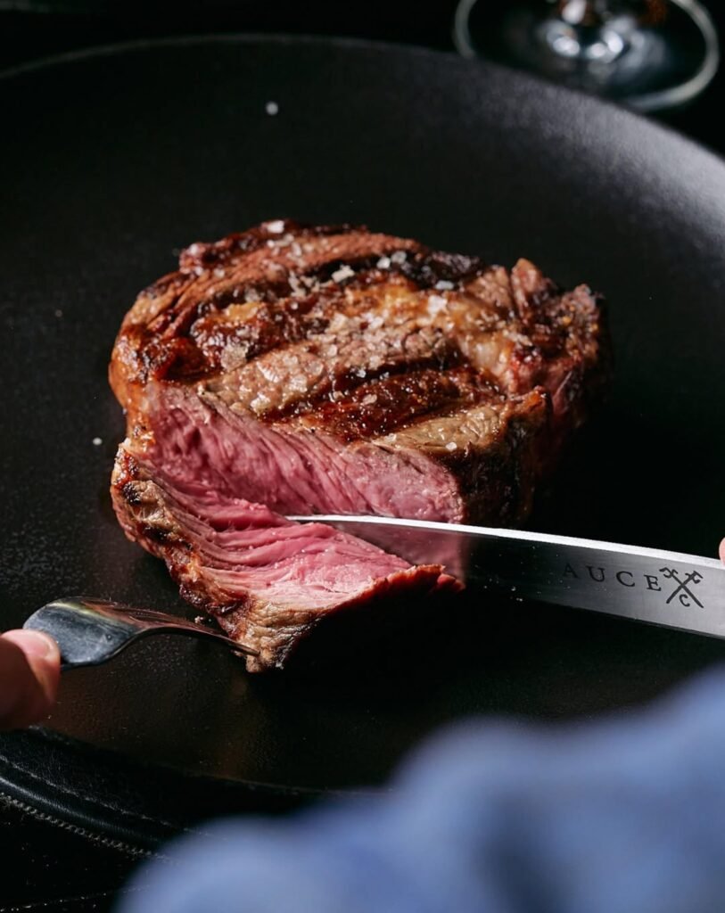 Explore a diversidade da gastronomia argentina e descubra 13 restaurantes recomendados pelo Guia Michelin em Buenos Aires.