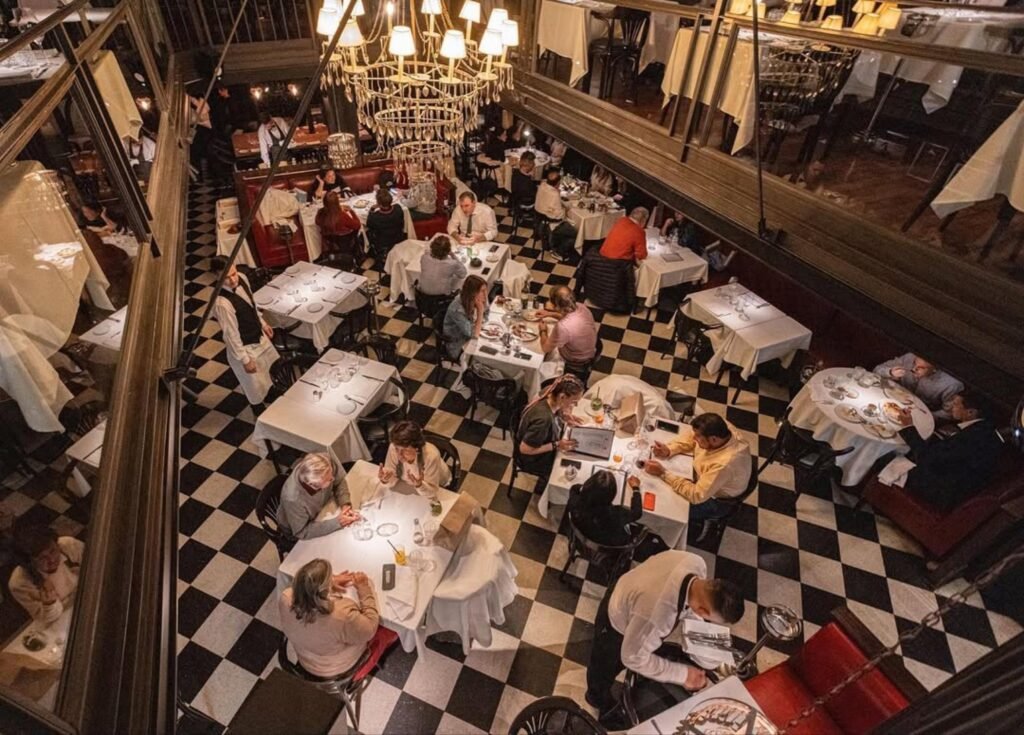 Explore a diversidade da gastronomia argentina e descubra 13 restaurantes recomendados pelo Guia Michelin em Buenos Aires.