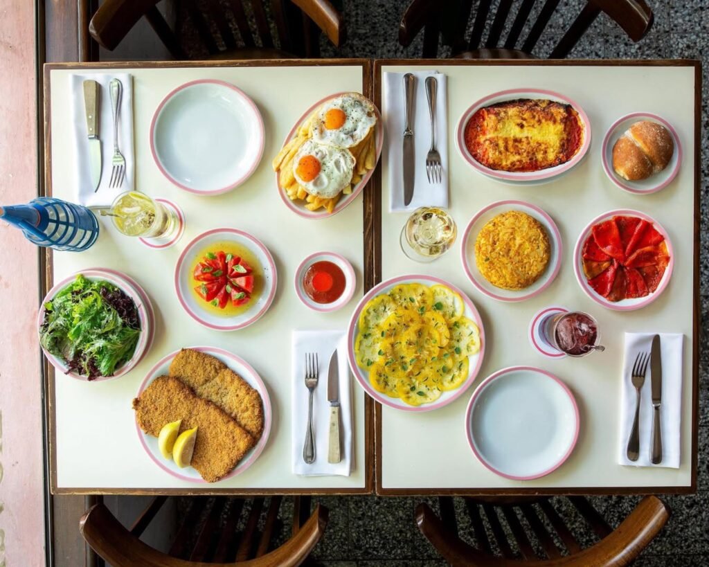 Explore a diversidade da gastronomia argentina e descubra 13 restaurantes recomendados pelo Guia Michelin em Buenos Aires.