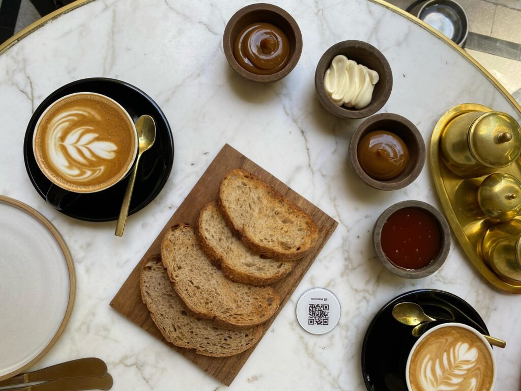 Explore a diversidade da gastronomia argentina e descubra 13 restaurantes recomendados pelo Guia Michelin em Buenos Aires.