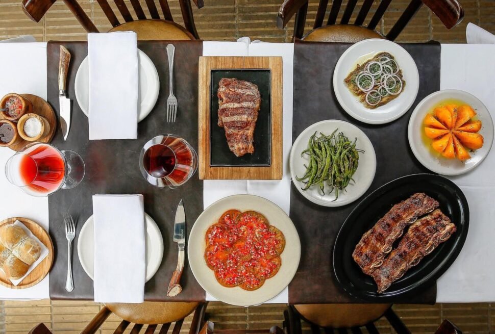 Explore a diversidade da gastronomia argentina e descubra 13 restaurantes recomendados pelo Guia Michelin em Buenos Aires.