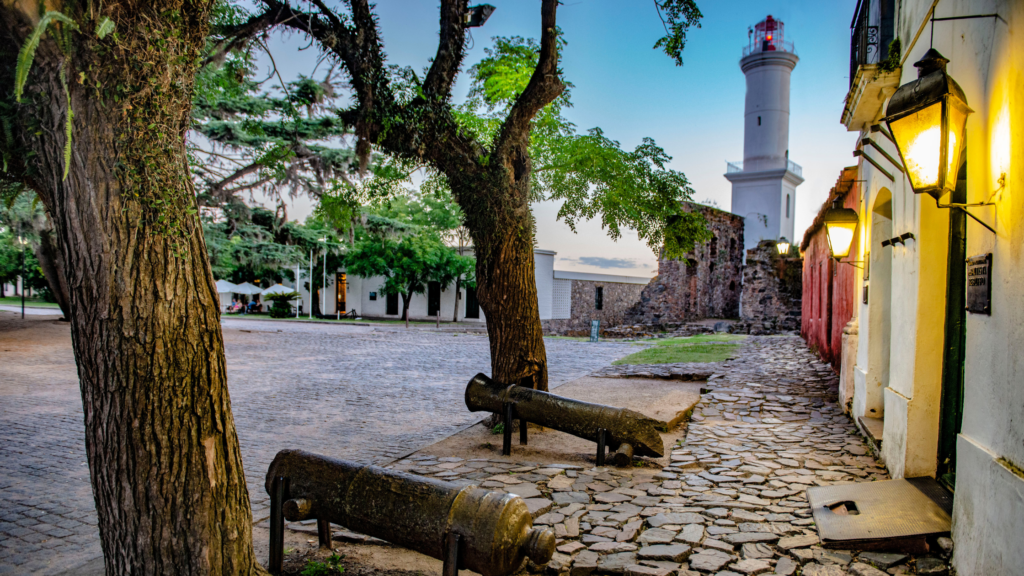 Explore Colonia del Sacramento em um passeio completo de um dia. Descubra o charme colonial, ruas de pedra, muralhas históricas e belas paisagens às margens do Rio da Prata.
