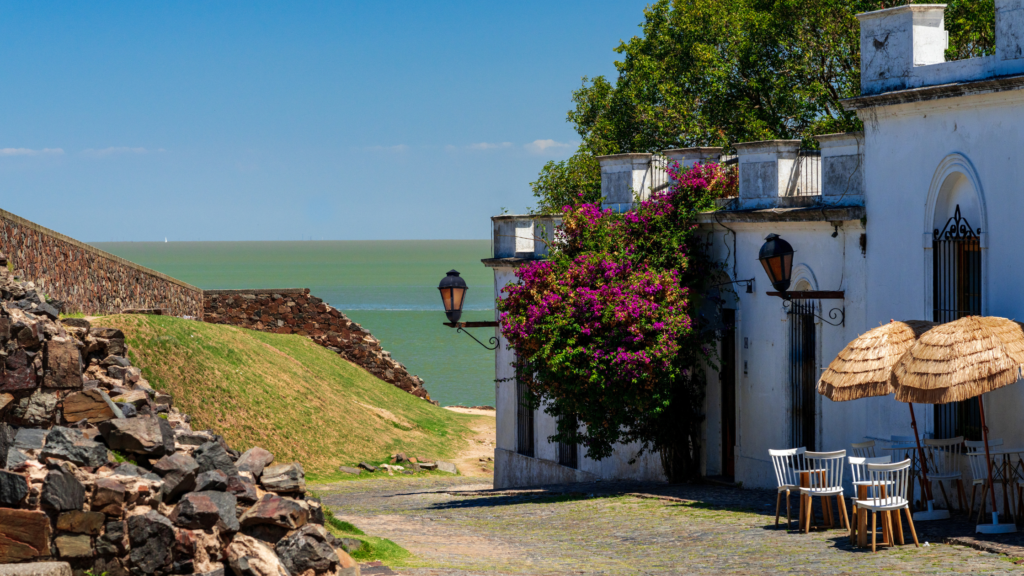 Explore Colonia del Sacramento em um passeio completo de um dia. Descubra o charme colonial, ruas de pedra, muralhas históricas e belas paisagens às margens do Rio da Prata.