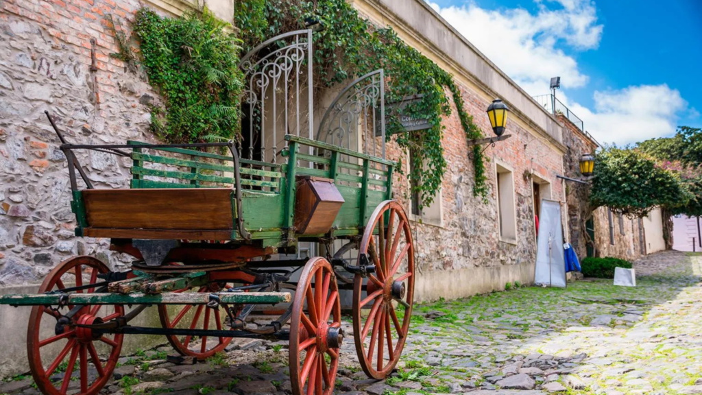 Explore Colonia del Sacramento em um passeio completo de um dia. Descubra o charme colonial, ruas de pedra, muralhas históricas e belas paisagens às margens do Rio da Prata.