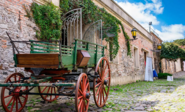 Explore Colonia del Sacramento em um passeio completo de um dia. Descubra o charme colonial, ruas de pedra, muralhas históricas e belas paisagens às margens do Rio da Prata.
