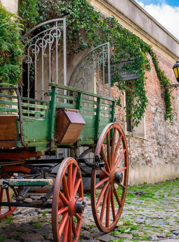 Explore Colonia del Sacramento em um passeio completo de um dia. Descubra o charme colonial, ruas de pedra, muralhas históricas e belas paisagens às margens do Rio da Prata.