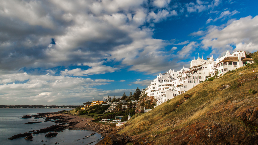 Descubra Punta del Este: Visite Piriápolis, Casapueblo e o centro de Punta del Este com guia especializado.