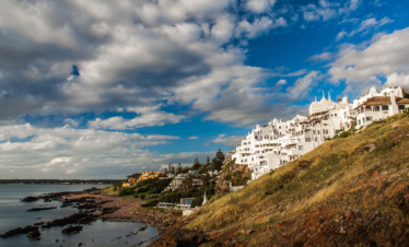 Descubra Punta del Este: Visite Piriápolis, Casapueblo e o centro de Punta del Este com guia especializado.