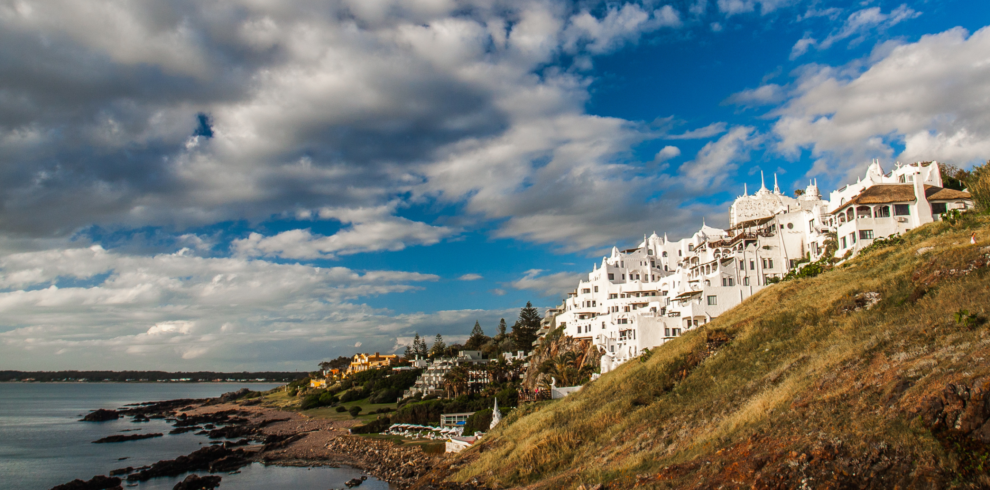 Descubra Punta del Este: Visite Piriápolis, Casapueblo e o centro de Punta del Este com guia especializado.