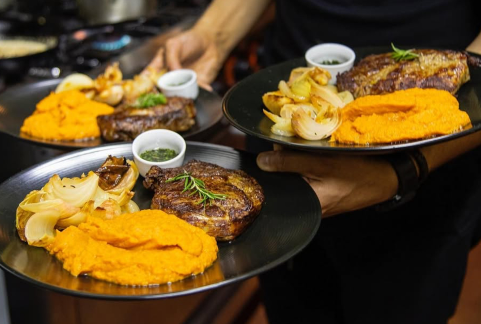Descubra os melhores restaurantes de Colônia del Sacramento e aproveite a culinária local com a assessoria personalizada da My Little Buenos Aires.