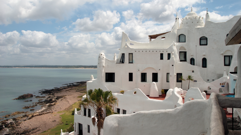 Descubra Punta del Este: Visite Piriápolis, Casapueblo e o centro de Punta del Este com guia especializado.