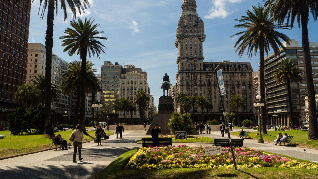 Descubra Montevidéu em um passeio panorâmico pelos principais pontos turísticos da cidade, incluindo a Praça Independência, Palácio Salvo, Teatro Solís e muito mais.
