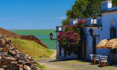 Descubra o charme colonial, ruas de pedra, muralhas históricas e belas paisagens de Colonia del Sacramento.