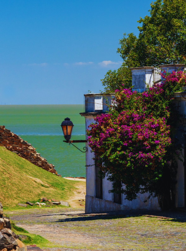Descubra o charme colonial, ruas de pedra, muralhas históricas e belas paisagens de Colonia del Sacramento.