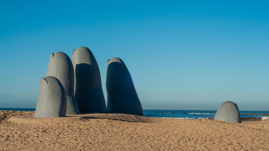 Descubra Punta del Este: Visite Piriápolis, Casapueblo e o centro de Punta del Este com guia especializado.