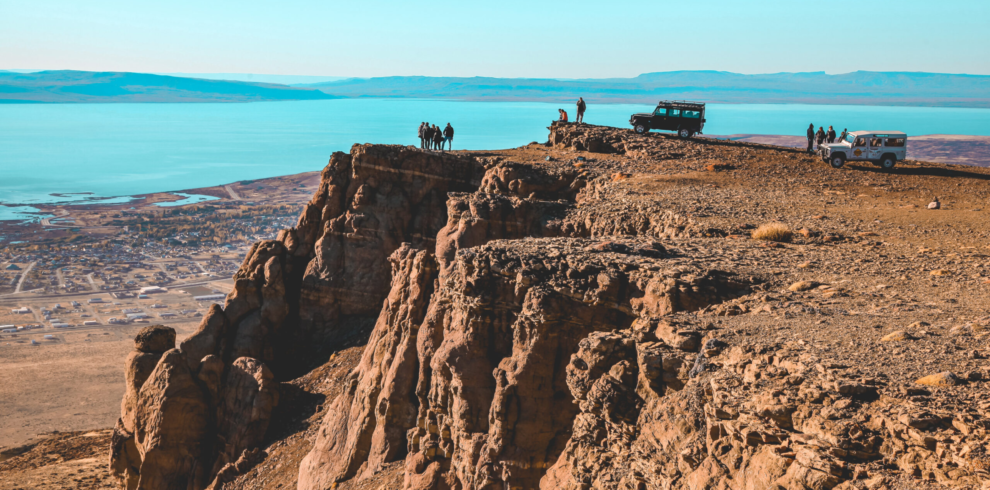 Explore os Balcones de Calafate em um emocionante passeio 4x4. Mirantes, fósseis e vistas panorâmicas da Patagônia em uma experiência única.