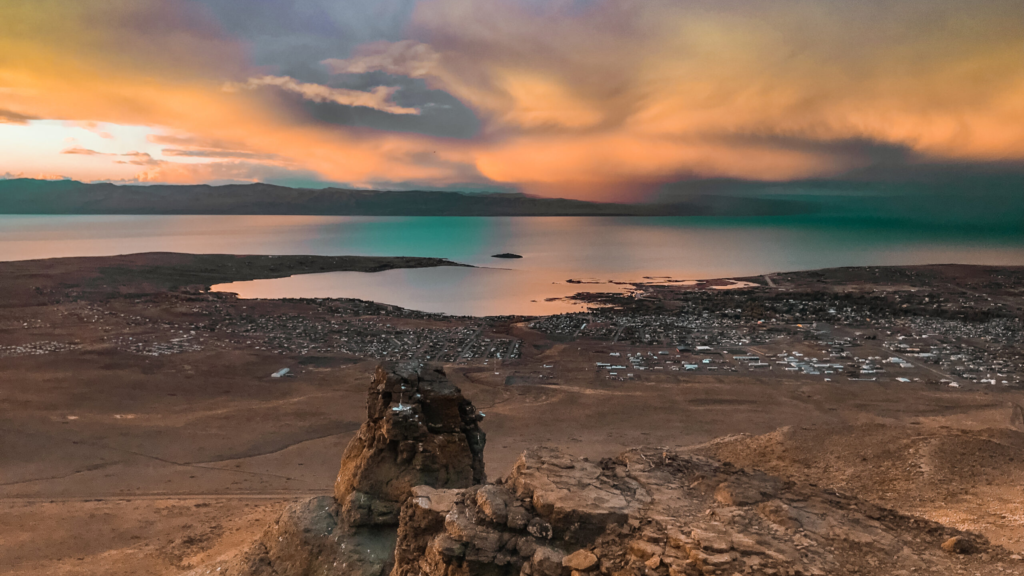 Explore os Balcones de Calafate em um emocionante passeio 4x4. Mirantes, fósseis e vistas panorâmicas da Patagônia em uma experiência única.