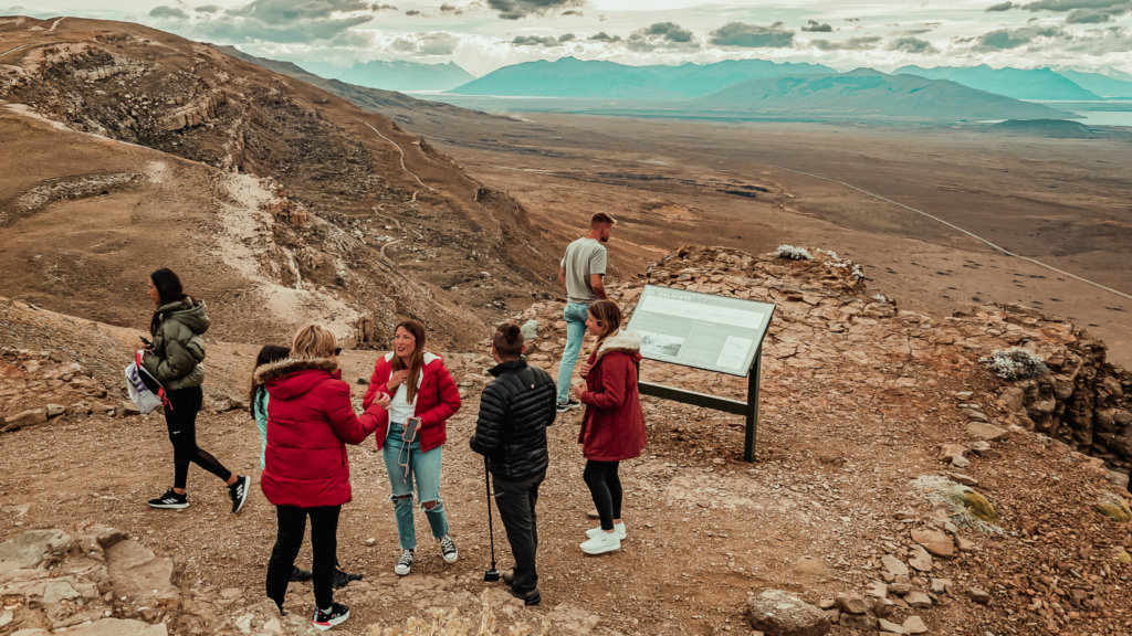 Explore os Balcones de Calafate em um emocionante passeio 4x4. Mirantes, fósseis e vistas panorâmicas da Patagônia em uma experiência única.