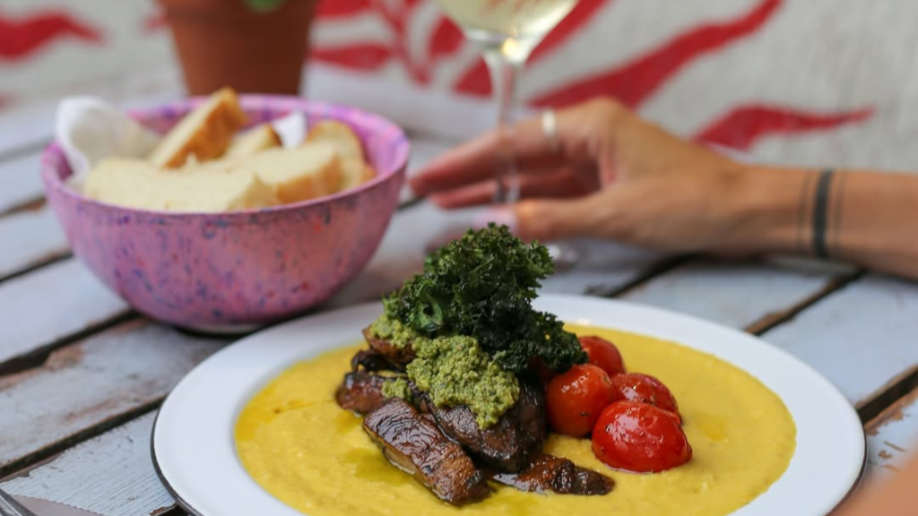 Descubra 9 restaurantes vegetarianos imperdíveis em Buenos Aires, com opções saborosas e sustentáveis. Perfeitos para incluir no seu roteiro de viagem!
