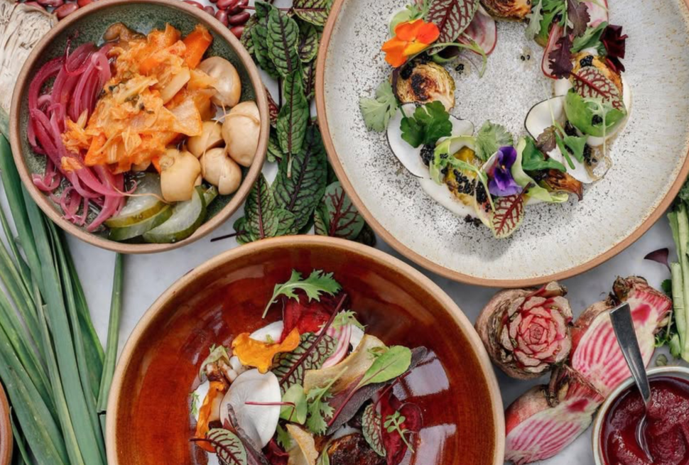 Descubra 9 restaurantes vegetarianos imperdíveis em Buenos Aires, com opções saborosas e sustentáveis. Perfeitos para incluir no seu roteiro de viagem!