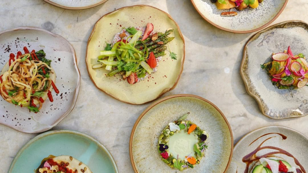 Descubra 9 restaurantes vegetarianos imperdíveis em Buenos Aires, com opções saborosas e sustentáveis. Perfeitos para incluir no seu roteiro de viagem!