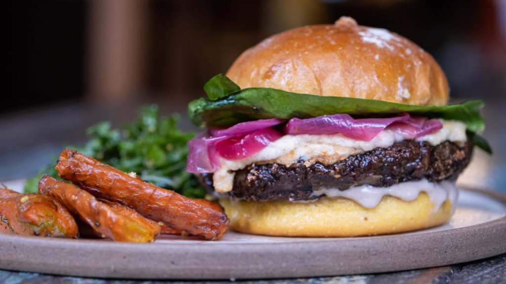 Descubra 9 restaurantes vegetarianos imperdíveis em Buenos Aires, com opções saborosas e sustentáveis. Perfeitos para incluir no seu roteiro de viagem!