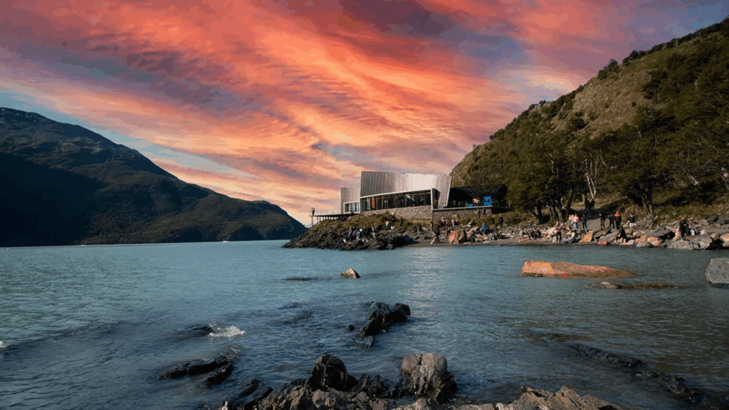 Viva uma experiência única na Patagônia com o passeio Todos Glaciares Sunset, navegando entre icebergs, glaciares imponentes e paisagens inesquecíveis ao pôr do sol.