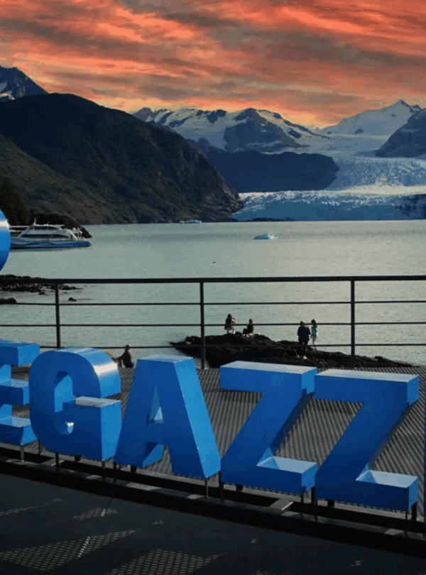 Viva uma experiência única na Patagônia com o passeio Todos Glaciares Sunset, navegando entre icebergs, glaciares imponentes e paisagens inesquecíveis ao pôr do sol.