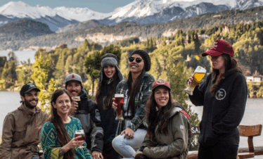 Explore o Beer Tour em Bariloche, um passeio pelas melhores cervejarias artesanais da região, com degustações, jantar e transporte incluso.
