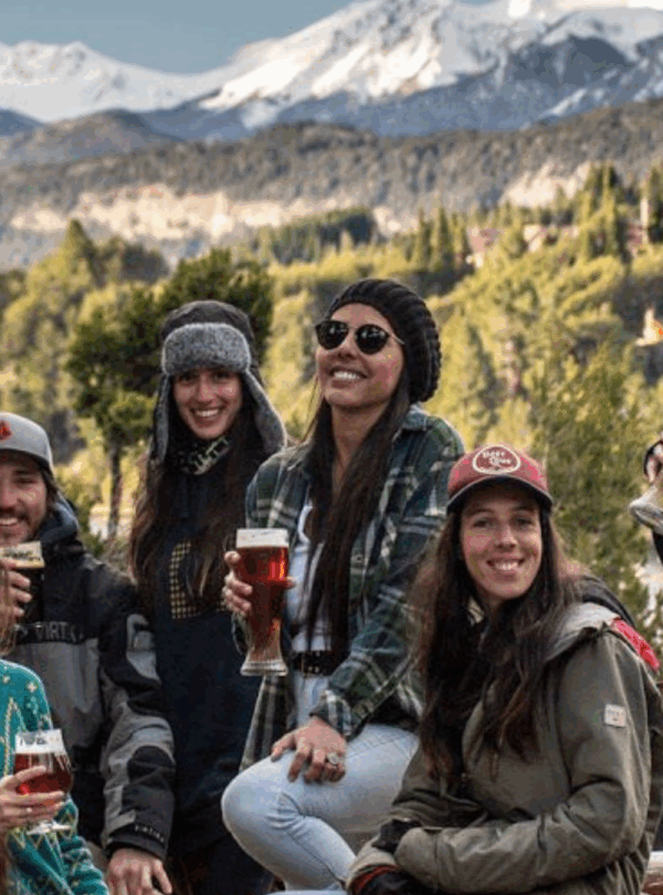 Explore o Beer Tour em Bariloche, um passeio pelas melhores cervejarias artesanais da região, com degustações, jantar e transporte incluso.