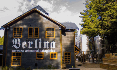 Explore o Beer Tour em Bariloche, um passeio pelas melhores cervejarias artesanais da região, com degustações, jantar e transporte incluso.