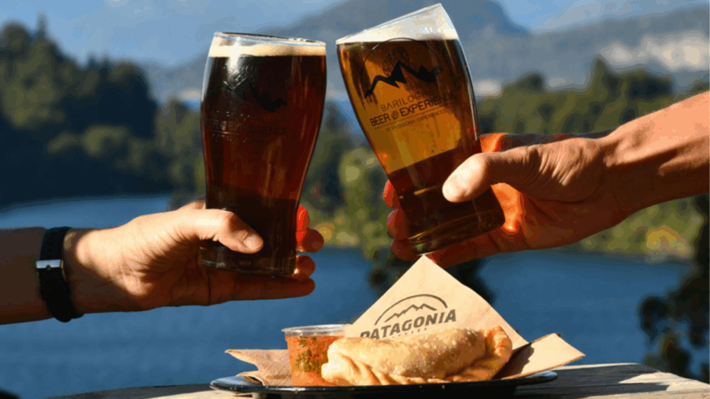 Explore o Beer Tour em Bariloche, um passeio pelas melhores cervejarias artesanais da região, com degustações, jantar e transporte incluso.