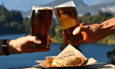 Explore o Beer Tour em Bariloche, um passeio pelas melhores cervejarias artesanais da região, com degustações, jantar e transporte incluso.
