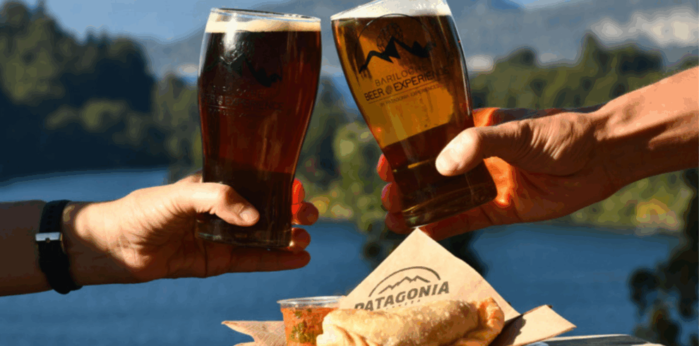 Explore o Beer Tour em Bariloche, um passeio pelas melhores cervejarias artesanais da região, com degustações, jantar e transporte incluso.
