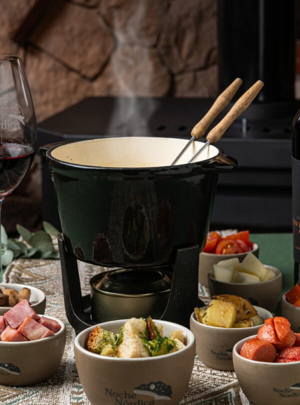 Descubra a magia da Noite Nórdica em Bariloche, um passeio noturno pelas florestas nevadas em quadriciclo e um jantar gourmet na montanha.