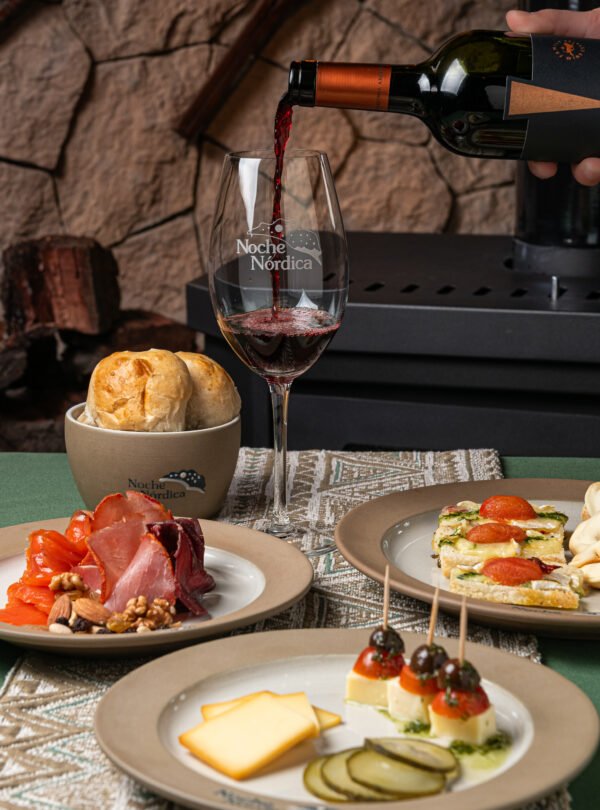 Descubra a magia da Noite Nórdica em Bariloche, um passeio noturno pelas florestas nevadas em quadriciclo e um jantar gourmet na montanha.