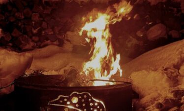 Descubra a magia da Noite Nórdica em Bariloche, um passeio noturno pelas florestas nevadas em quadriciclo e um jantar gourmet na montanha.