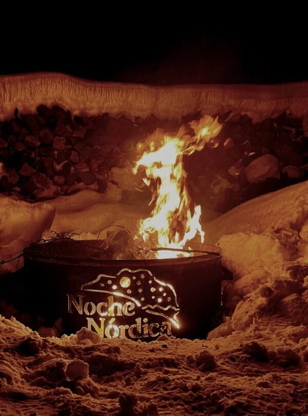 Descubra a magia da Noite Nórdica em Bariloche, um passeio noturno pelas florestas nevadas em quadriciclo e um jantar gourmet na montanha.