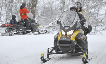 Descubra o passeio de moto de neve em Bariloche: tour guiado pela floresta com paradas em mirantes. Saiba mais e garanta sua experiência.