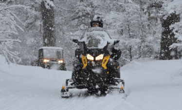 Descubra o passeio de moto de neve em Bariloche: tour guiado pela floresta com paradas em mirantes. Saiba mais e garanta sua experiência.