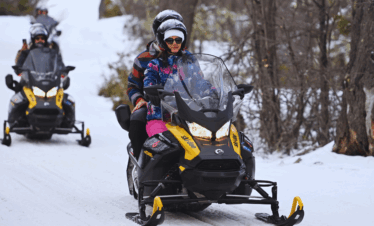 Descubra o passeio de moto de neve em Bariloche: tour guiado pela floresta com paradas em mirantes. Saiba mais e garanta sua experiência.
