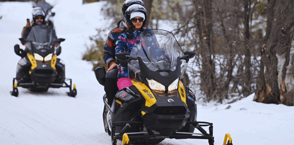 Descubra o passeio de moto de neve em Bariloche: tour guiado pela floresta com paradas em mirantes. Saiba mais e garanta sua experiência.