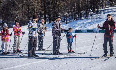 Viva a experiência do ski nórdico com aula e passeio pela floresta. Atividade segura, divertida e perfeita para todas as idades em Bariloche.