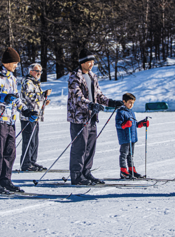 Viva a experiência do ski nórdico com aula e passeio pela floresta. Atividade segura, divertida e perfeita para todas as idades em Bariloche.